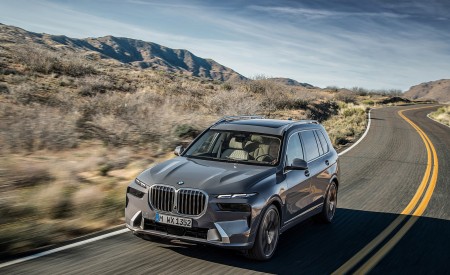 2023 BMW X7 Front Three-Quarter Wallpapers 450x275 (5)