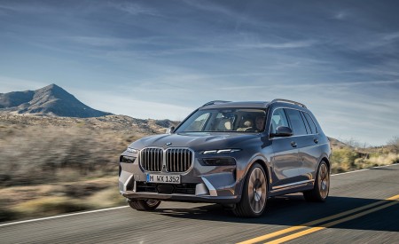 2023 BMW X7 Front Three-Quarter Wallpapers 450x275 (8)