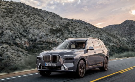 2023 BMW X7 Front Three-Quarter Wallpapers 450x275 (6)