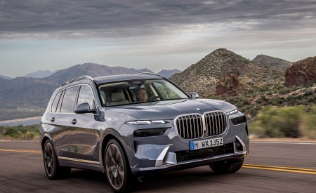 2023 BMW X7 Front Three-Quarter Wallpapers 450x275 (2)