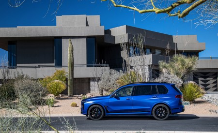2023 BMW X7 M60i xDrive Side Wallpapers 450x275 (31)