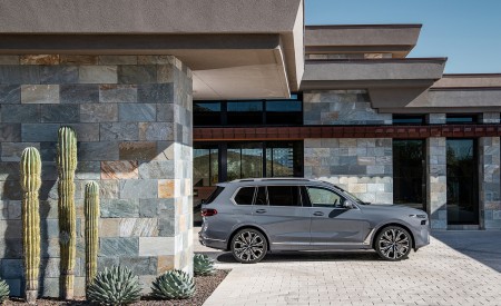 2023 BMW X7 Side Wallpapers 450x275 (38)