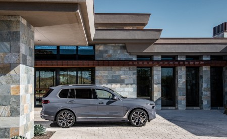 2023 BMW X7 Side Wallpapers 450x275 (39)