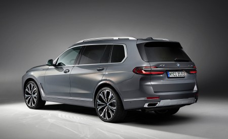 2023 BMW X7 xDrive40i Rear Three-Quarter Wallpapers 450x275 (2)