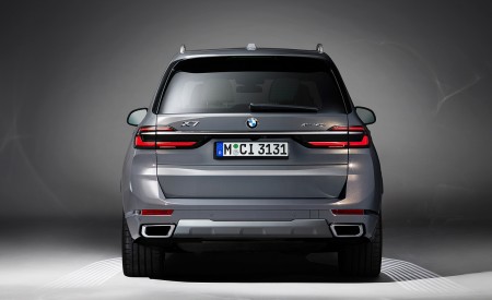 2023 BMW X7 xDrive40i Rear Wallpapers 450x275 (5)