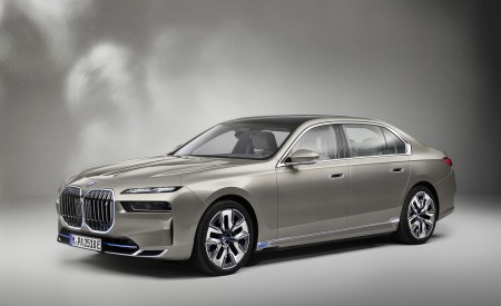 2023 BMW i7 Front Three-Quarter Wallpapers  450x275 (24)