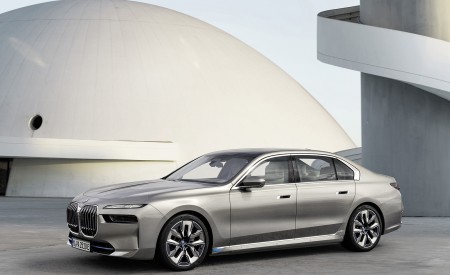 2023 BMW i7 Front Three-Quarter Wallpapers 450x275 (18)