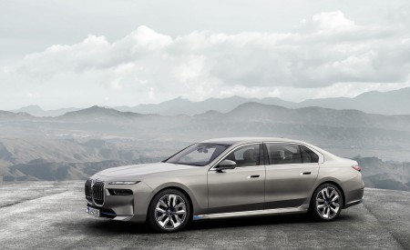 2023 BMW i7 Front Three-Quarter Wallpapers 450x275 (9)