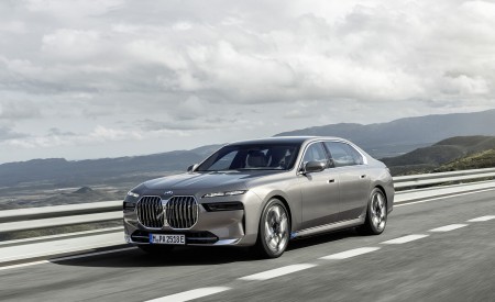 2023 BMW i7 Front Three-Quarter Wallpapers 450x275 (2)