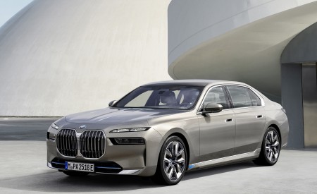 2023 BMW i7 Front Three-Quarter Wallpapers 450x275 (19)
