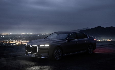 2023 BMW i7 Front Three-Quarter Wallpapers 450x275 (12)