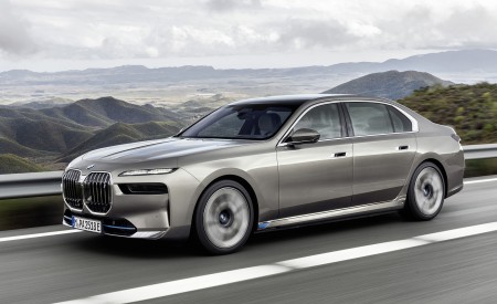 2023 BMW i7 Front Three-Quarter Wallpapers 450x275 (3)