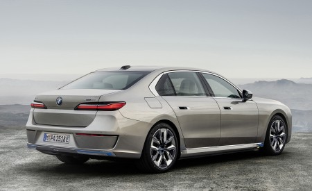 2023 BMW i7 Rear Three-Quarter Wallpapers 450x275 (16)