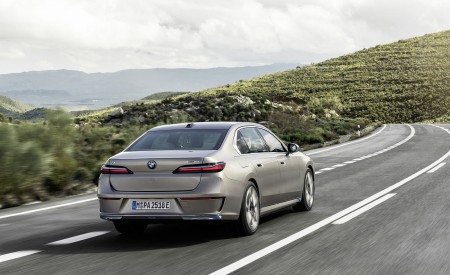 2023 BMW i7 Rear Three-Quarter Wallpapers 450x275 (5)