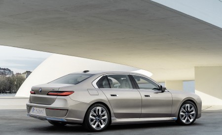 2023 BMW i7 Rear Three-Quarter Wallpapers 450x275 (20)