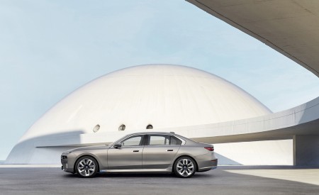 2023 BMW i7 Side Wallpapers 450x275 (21)