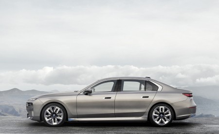 2023 BMW i7 Side Wallpapers 450x275 (11)