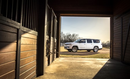 2023 Jeep Grand Wagoneer L Front Three-Quarter Wallpapers 450x275 (15)