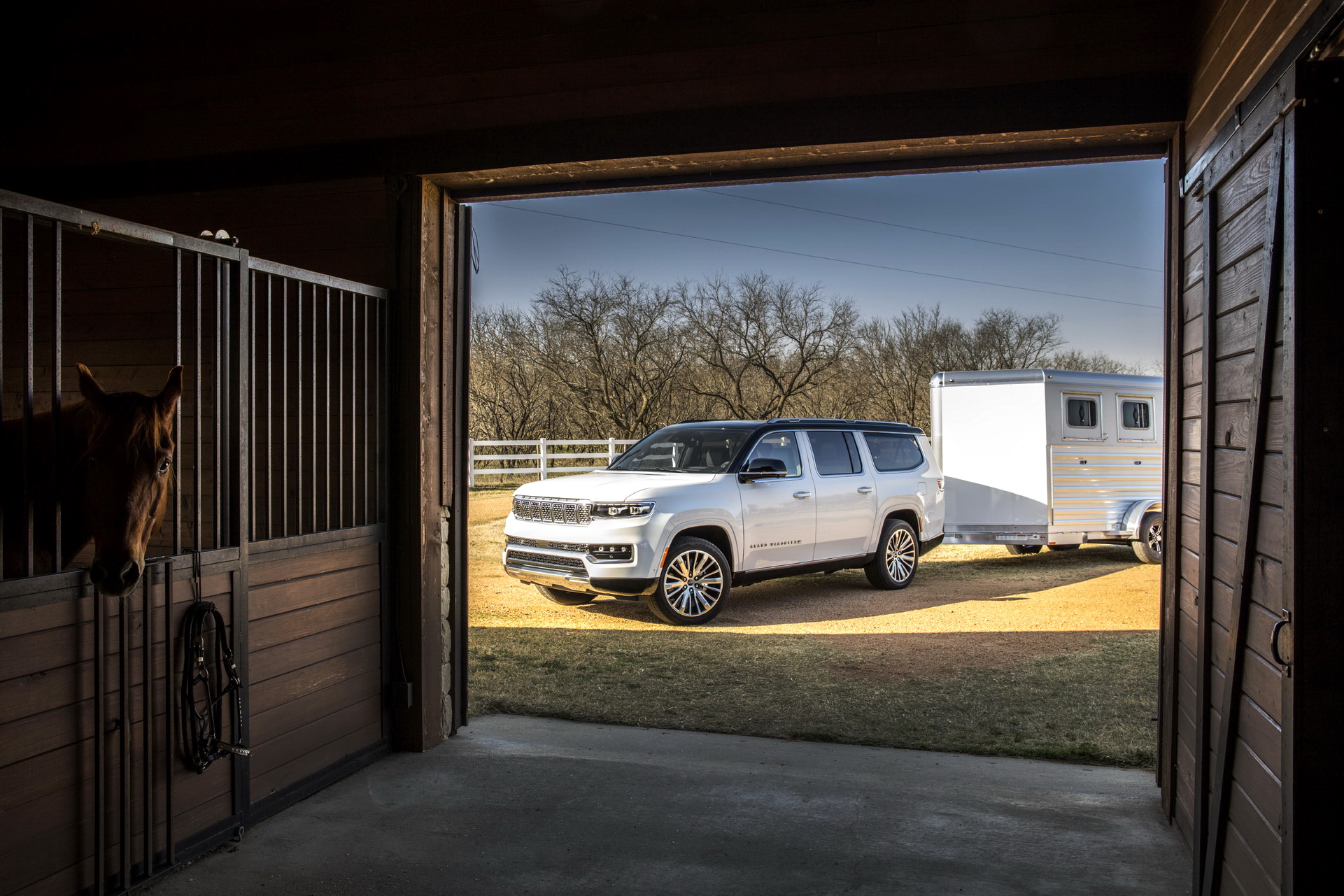 2023 Jeep Grand Wagoneer L Towing a Trailer Wallpapers #17 of 147
