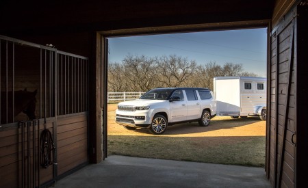 2023 Jeep Grand Wagoneer L Towing a Trailer Wallpapers 450x275 (18)