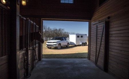 2023 Jeep Grand Wagoneer L Towing a Trailer Wallpapers 450x275 (19)
