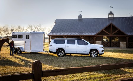 2023 Jeep Grand Wagoneer L Towing a Trailer Wallpapers 450x275 (21)
