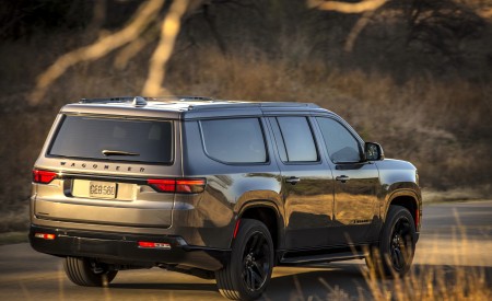 2023 Jeep Wagoneer L Rear Three-Quarter Wallpapers 450x275 (16)