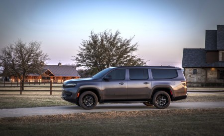 2023 Jeep Wagoneer L Side Wallpapers 450x275 (27)