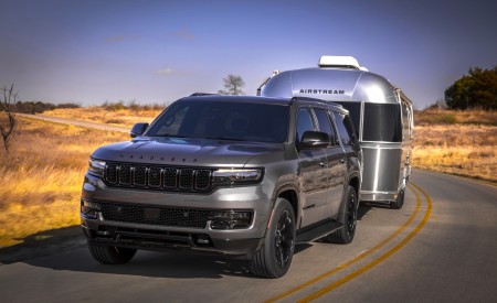 2023 Jeep Wagoneer L Towing a Trailer Wallpapers 450x275 (4)