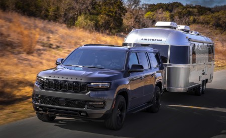 2023 Jeep Wagoneer L Towing a Trailer Wallpapers 450x275 (7)