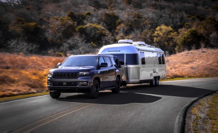 2023 Jeep Wagoneer L Towing a Trailer Wallpapers 450x275 (8)