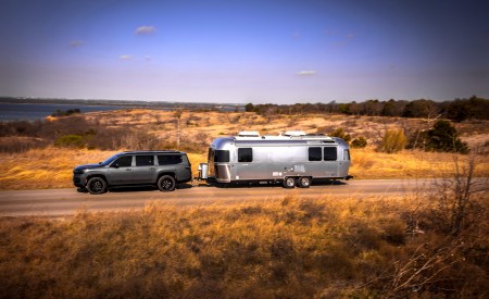 2023 Jeep Wagoneer L Towing a Trailer Wallpapers 450x275 (10)