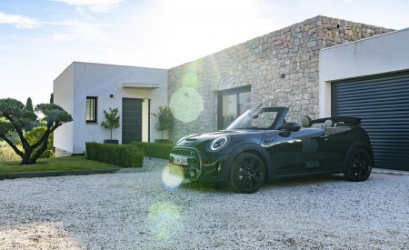 2023 MINI Cooper S Convertible Resolute Edition Front Three-Quarter Wallpapers 450x275 (39)