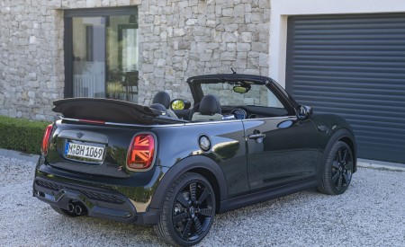 2023 MINI Cooper S Convertible Resolute Edition Rear Three-Quarter Wallpapers 450x275 (42)
