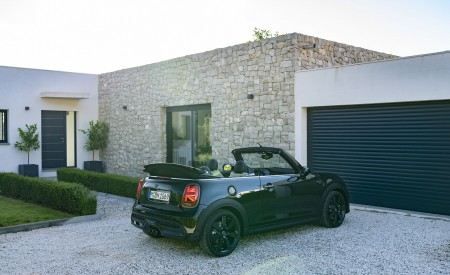 2023 MINI Cooper S Convertible Resolute Edition Rear Three-Quarter Wallpapers 450x275 (43)