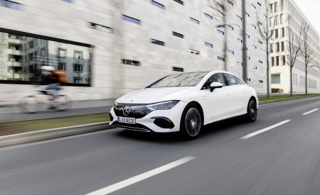2023 Mercedes-Benz EQE 350+ (Color: Opalite White) Front Three-Quarter Wallpapers 450x275 (66)