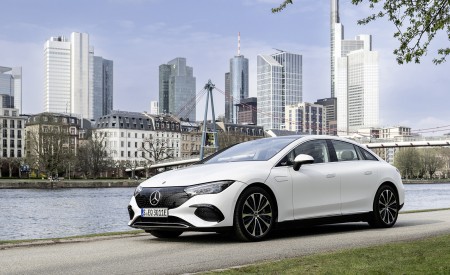 2023 Mercedes-Benz EQE 350+ (Color: Opalite White) Front Three-Quarter Wallpapers 450x275 (72)