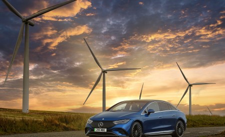 2023 Mercedes-Benz EQE 350+ (UK-Spec) Front Three-Quarter Wallpapers 450x275 (21)