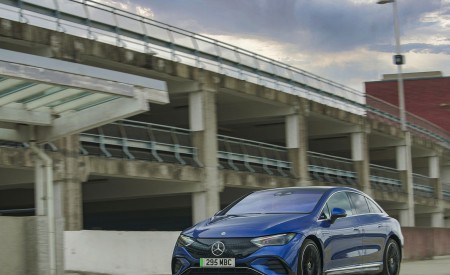 2023 Mercedes-Benz EQE 350+ (UK-Spec) Front Three-Quarter Wallpapers 450x275 (15)