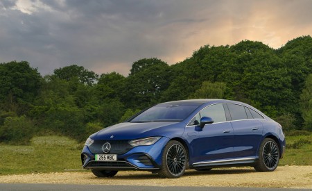 2023 Mercedes-Benz EQE 350+ (UK-Spec) Front Three-Quarter Wallpapers 450x275 (18)