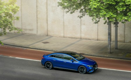 2023 Mercedes-Benz EQE 350+ (UK-Spec) Front Three-Quarter Wallpapers 450x275 (16)