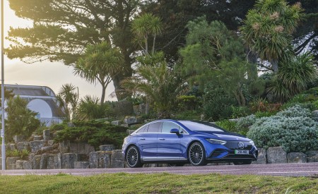 2023 Mercedes-Benz EQE 350+ (UK-Spec) Front Three-Quarter Wallpapers 450x275 (8)