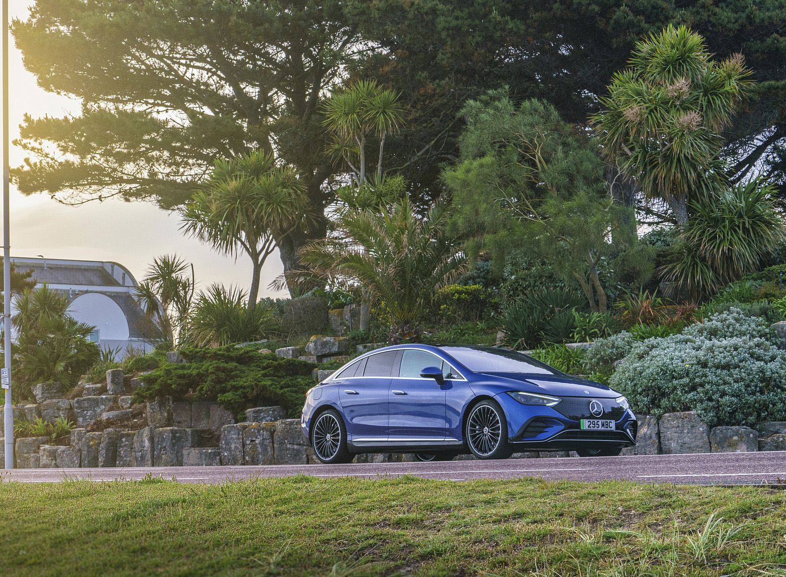 2023 Mercedes-Benz EQE 350+ (UK-Spec) Front Three-Quarter Wallpapers (8)