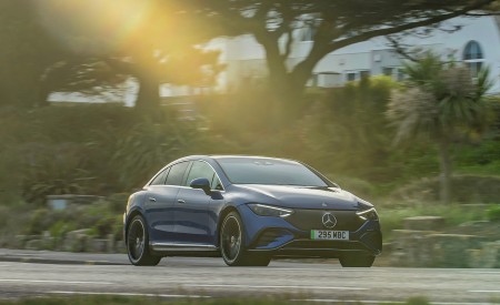 2023 Mercedes-Benz EQE 350+ (UK-Spec) Front Three-Quarter Wallpapers 450x275 (9)