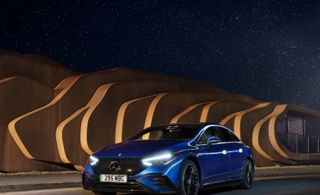 2023 Mercedes-Benz EQE 350+ (UK-Spec) Front Three-Quarter Wallpapers 450x275 (26)