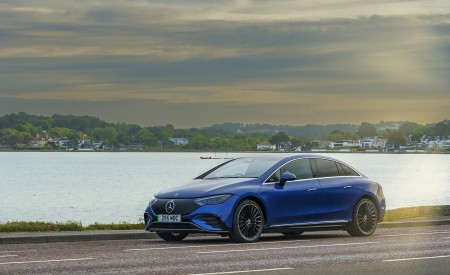 2023 Mercedes-Benz EQE 350+ (UK-Spec) Front Three-Quarter Wallpapers 450x275 (23)