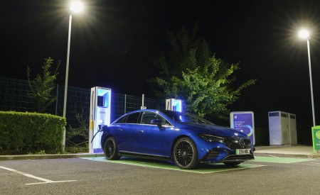 2023 Mercedes-Benz EQE 350+ (UK-Spec) Front Three-Quarter Wallpapers 450x275 (12)