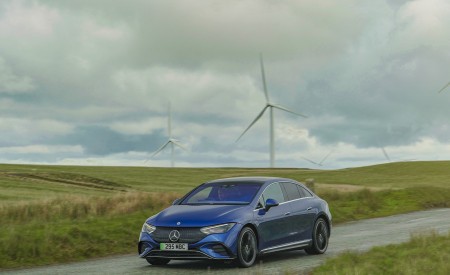 2023 Mercedes-Benz EQE 350+ (UK-Spec) Front Three-Quarter Wallpapers 450x275 (5)