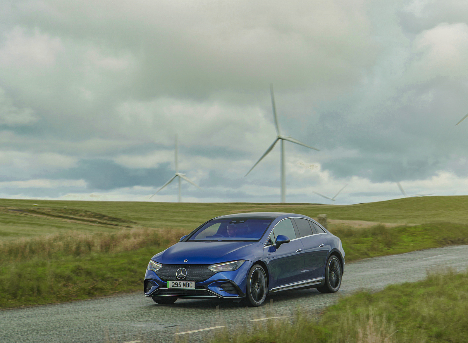 2023 Mercedes-Benz EQE 350+ (UK-Spec) Front Three-Quarter Wallpapers (5)