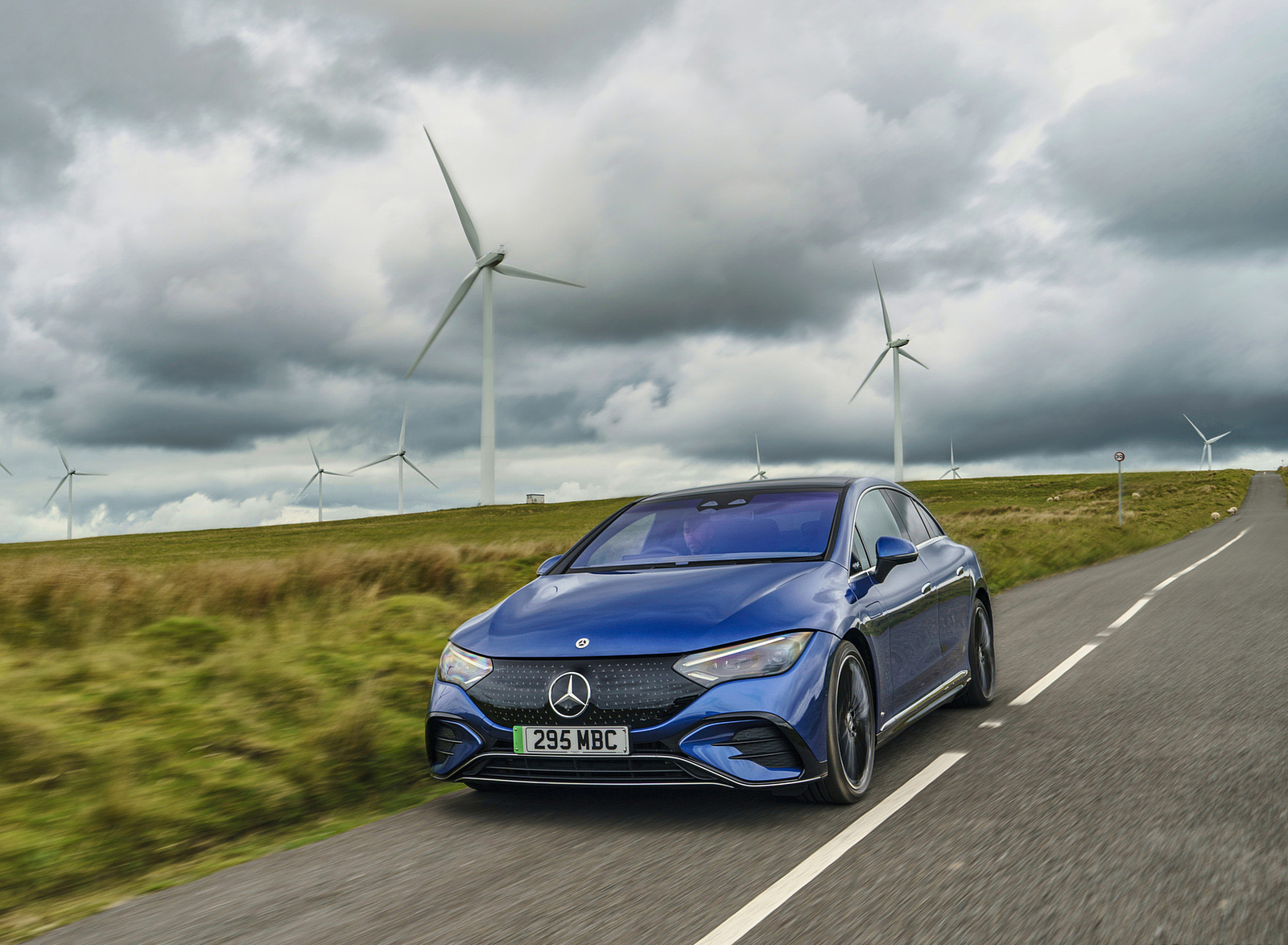 2023 Mercedes-Benz EQE 350+ (UK-Spec) Front Three-Quarter Wallpapers (3)